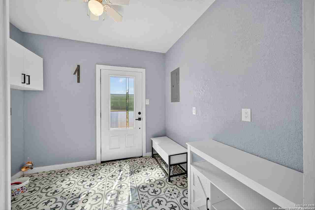 1203 Avenue J - Photo 5 of 27