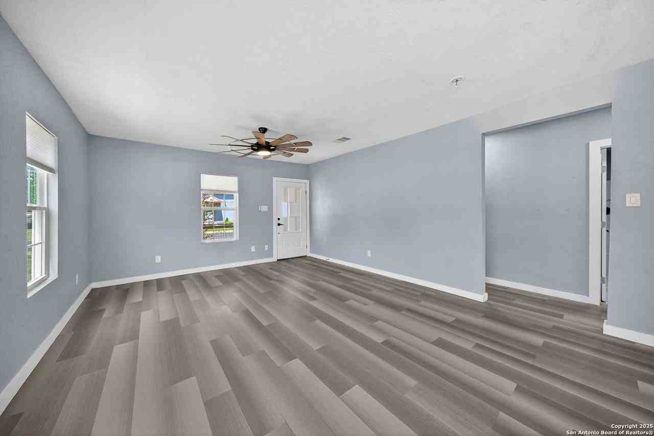 1203 Avenue J - Photo 6 of 27