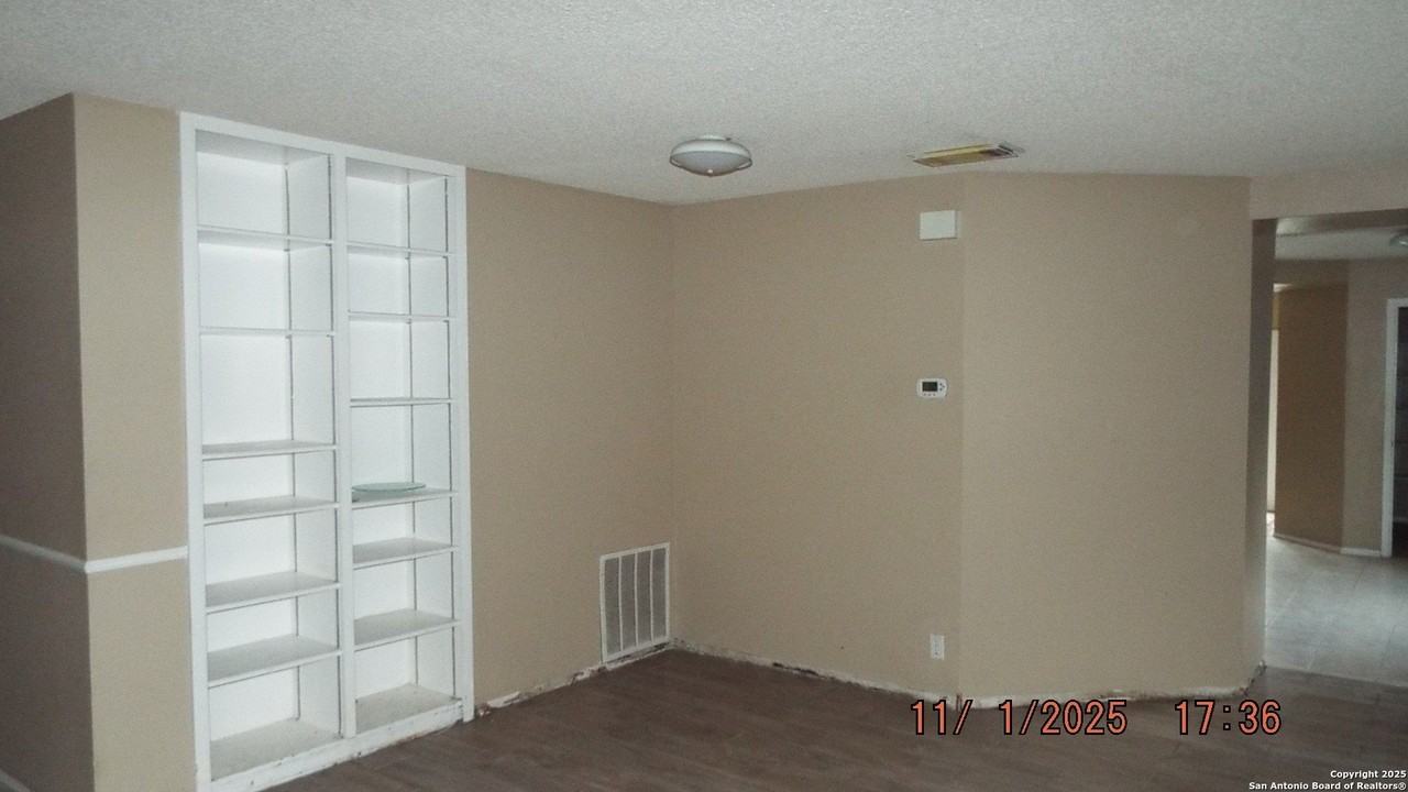 1827 Leander - Photo 5 of 7