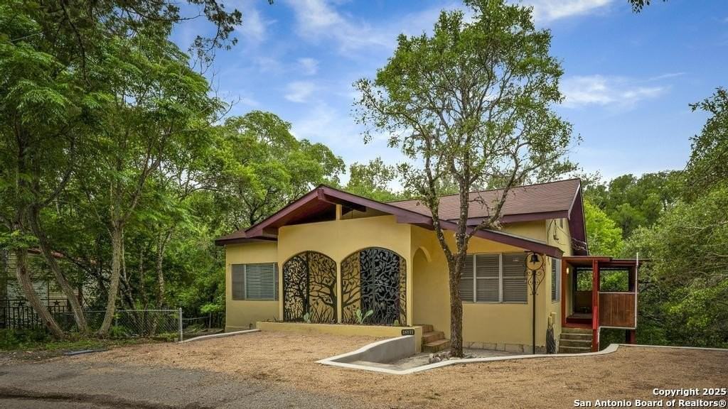 18111 Lakeshore Drive - Photo 3 of 32