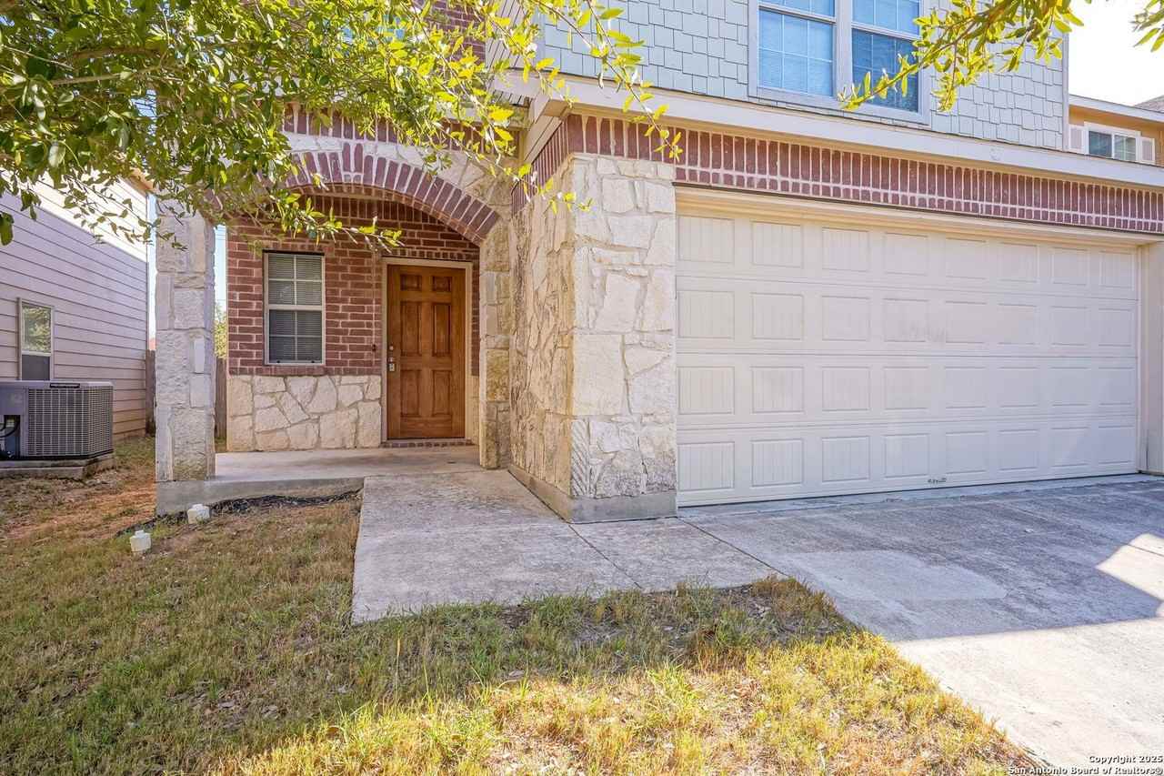 438 Walnut Crst - Photo 2 of 33