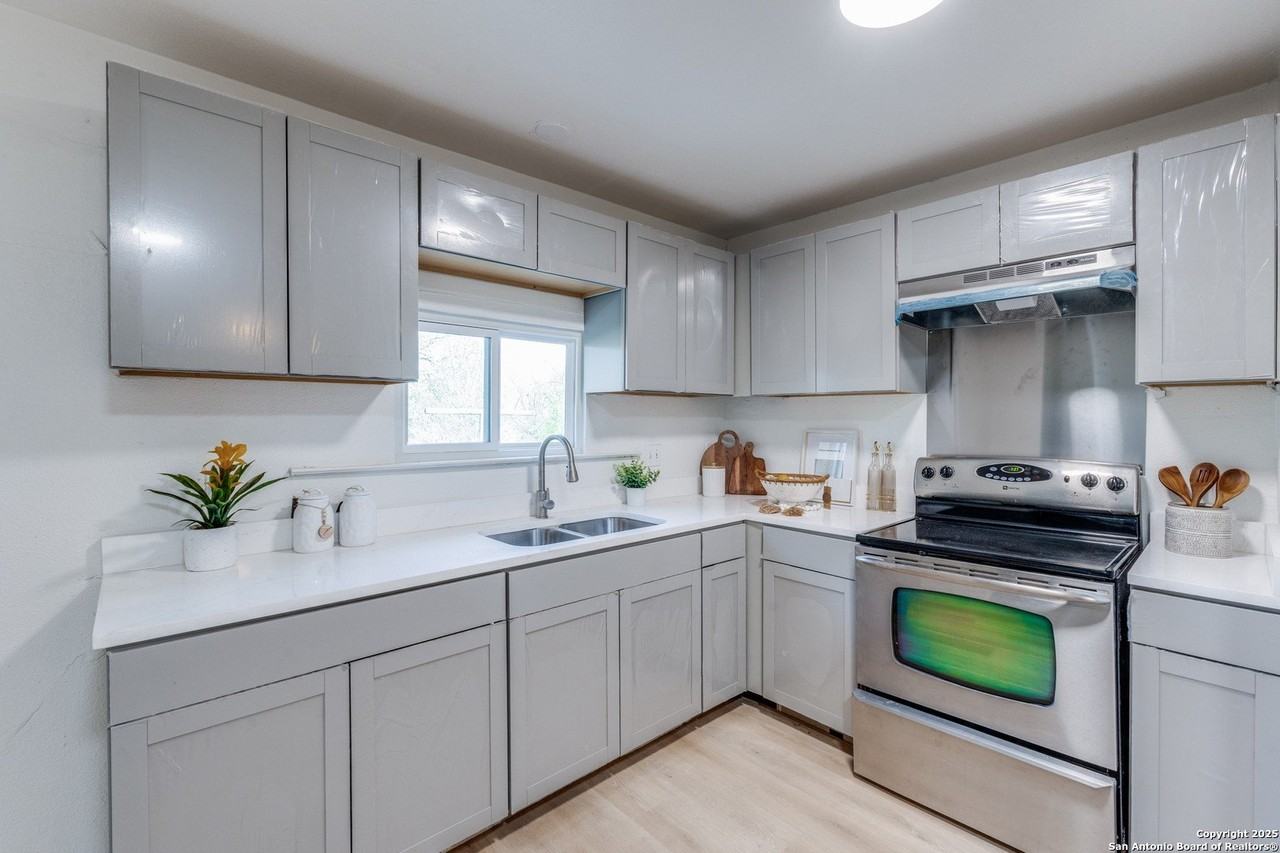 12209 Lucky Oaks St - Photo 5 of 20