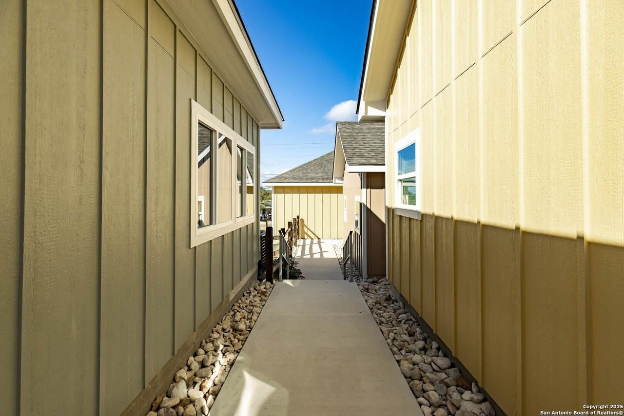 705 Fifth St Unit B #B - Photo 2 of 30