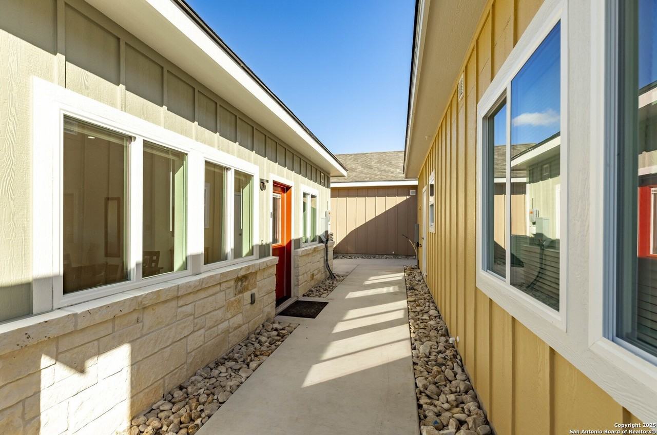 705 Fifth St Unit B #B - Photo 3 of 30