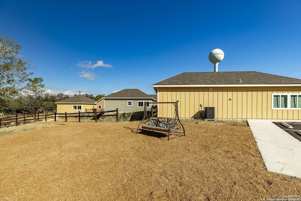 705 Fifth St Unit B #B - Photo 4 of 30