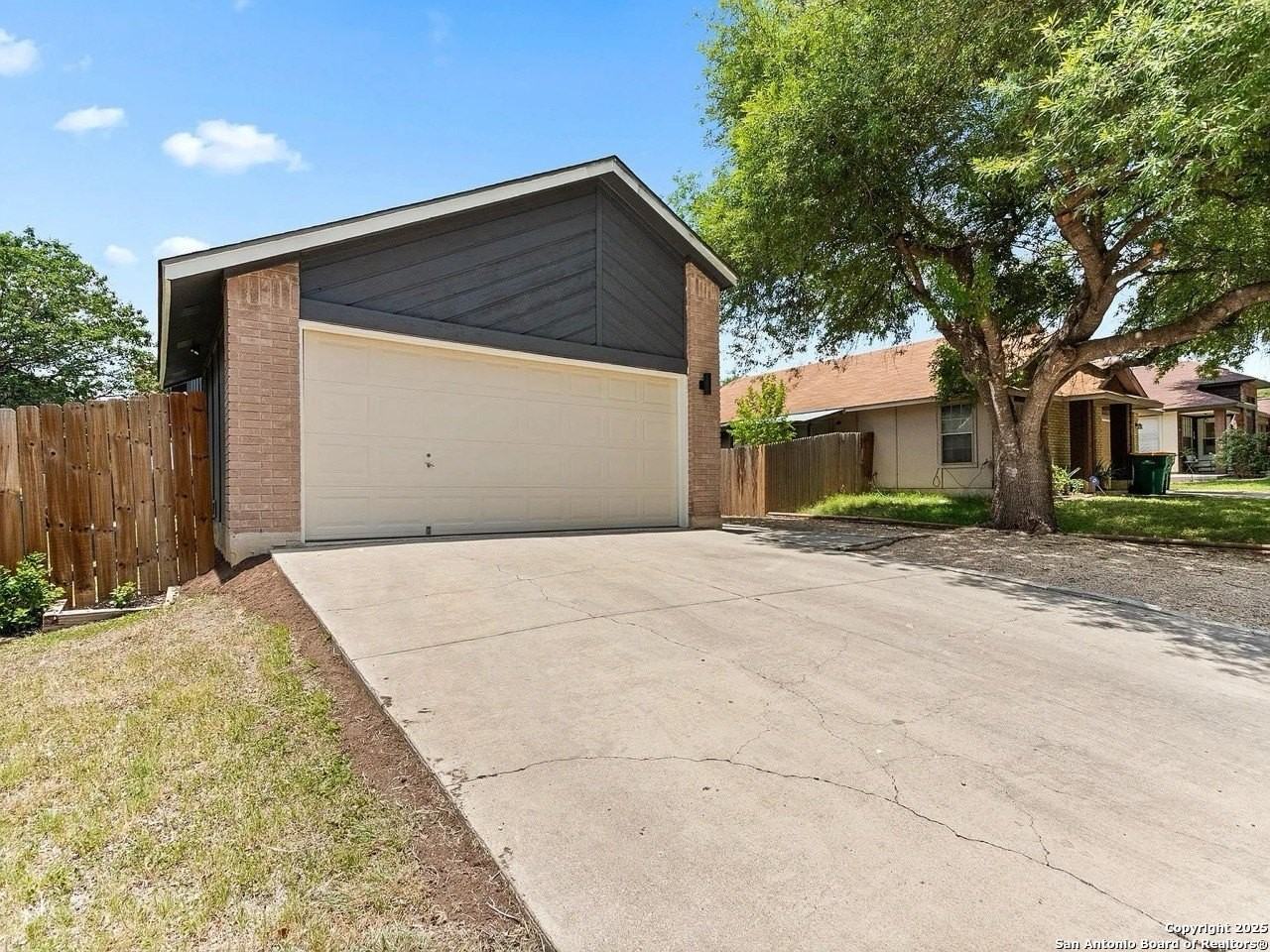 717 Meadow Gate - Photo 2 of 34