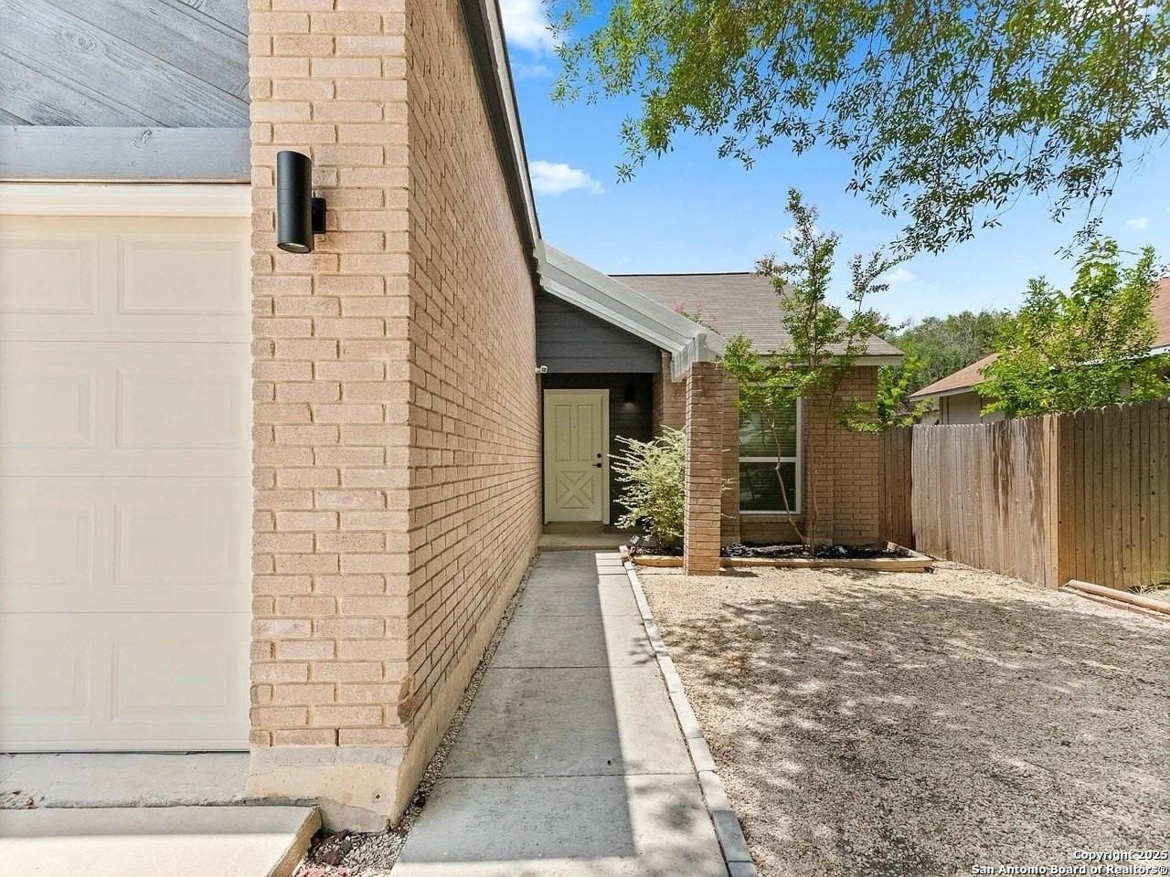 717 Meadow Gate - Photo 4 of 34