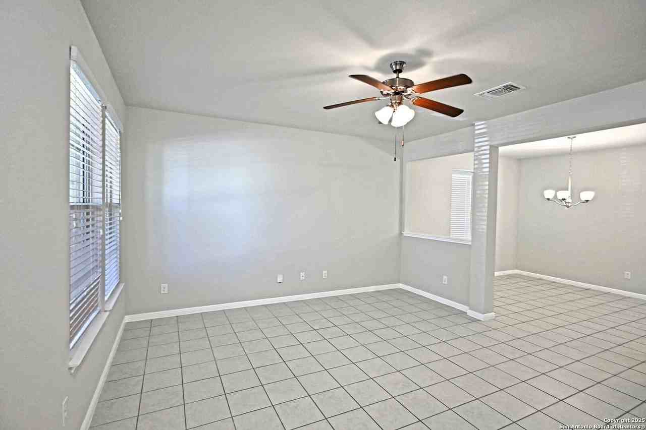 2510 Diamondback Trl - Photo 3 of 31