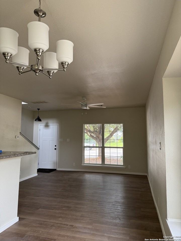 938 Canyon Rdg - Photo 4 of 29