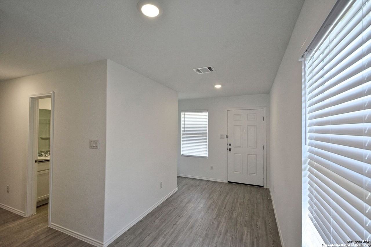 766 Tulsa Trl - Photo 4 of 36