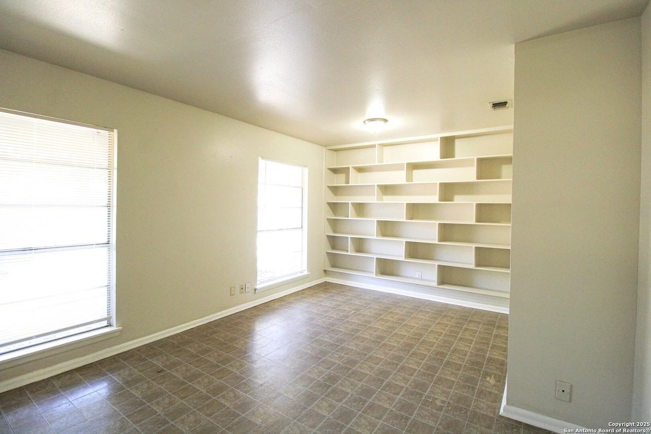 10906 Lands Run St - Photo 6 of 38