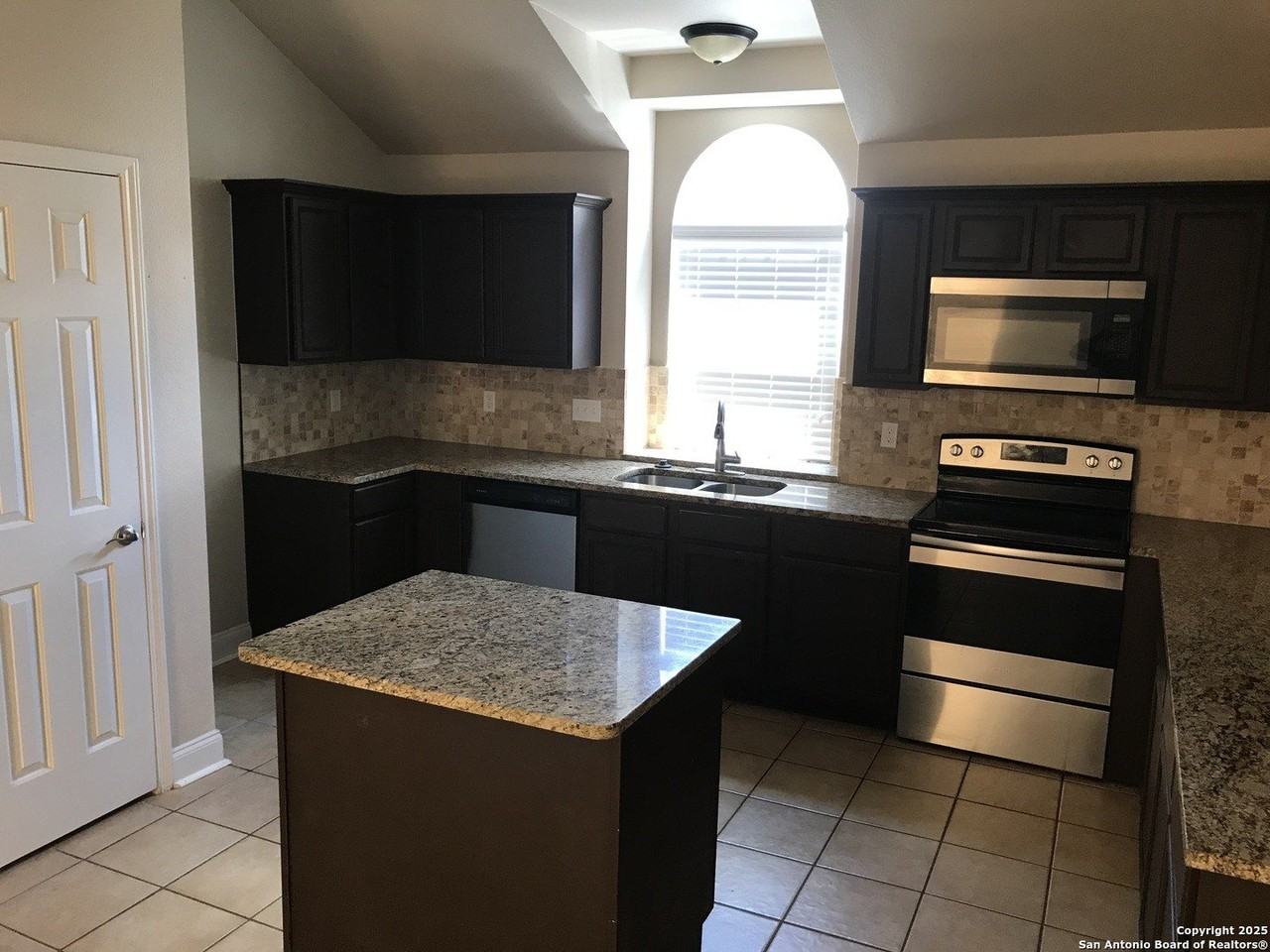 2846 Olive Ave - Photo 4 of 13