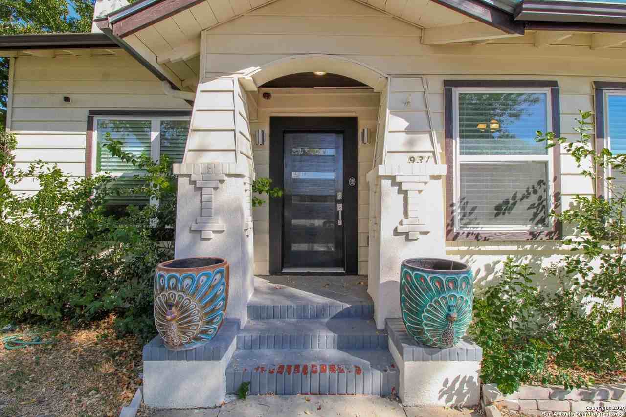 931 W Gramercy Pl - Photo 4 of 38