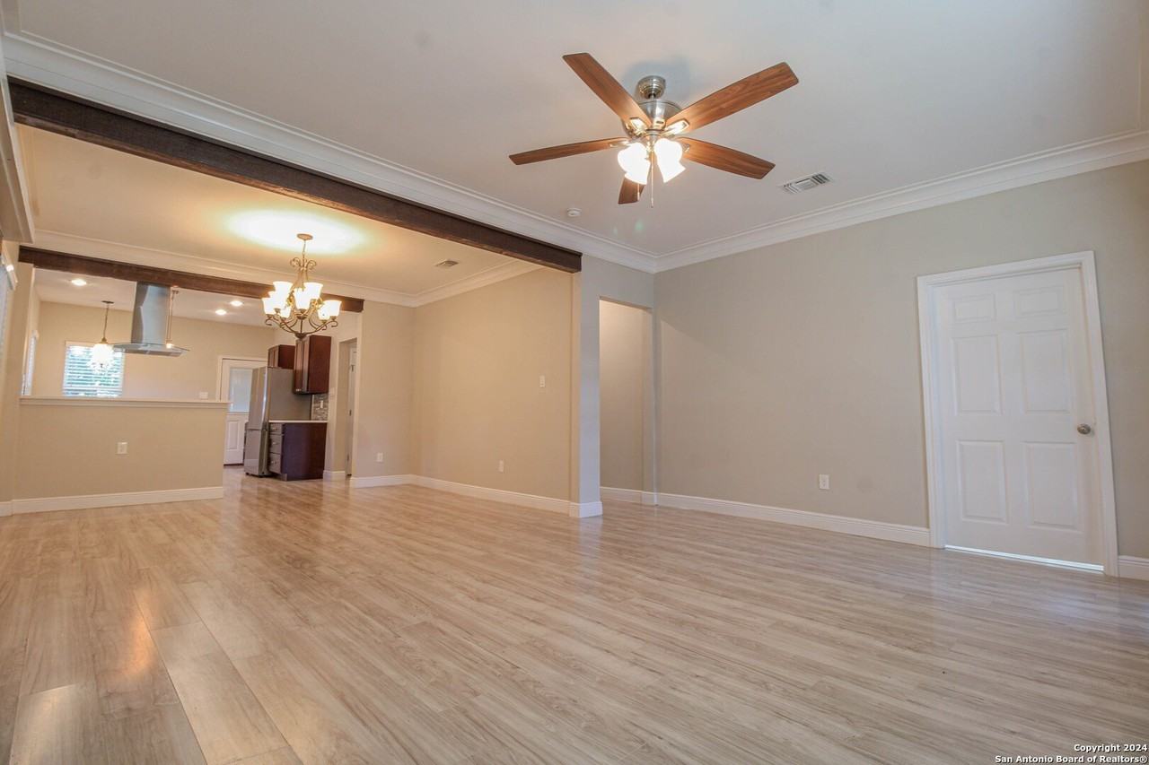 931 W Gramercy Pl - Photo 6 of 38