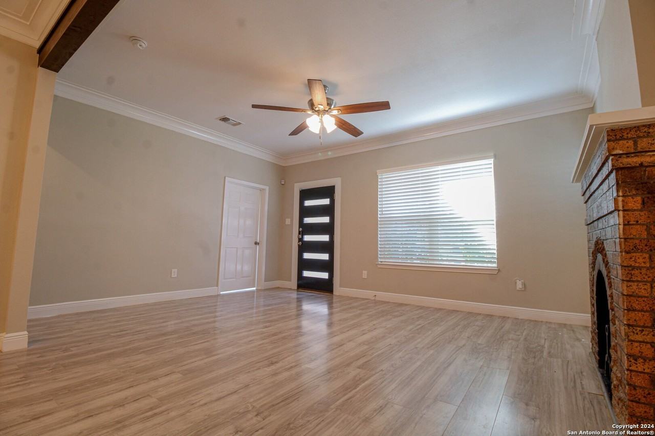 931 W Gramercy Pl - Photo 7 of 38