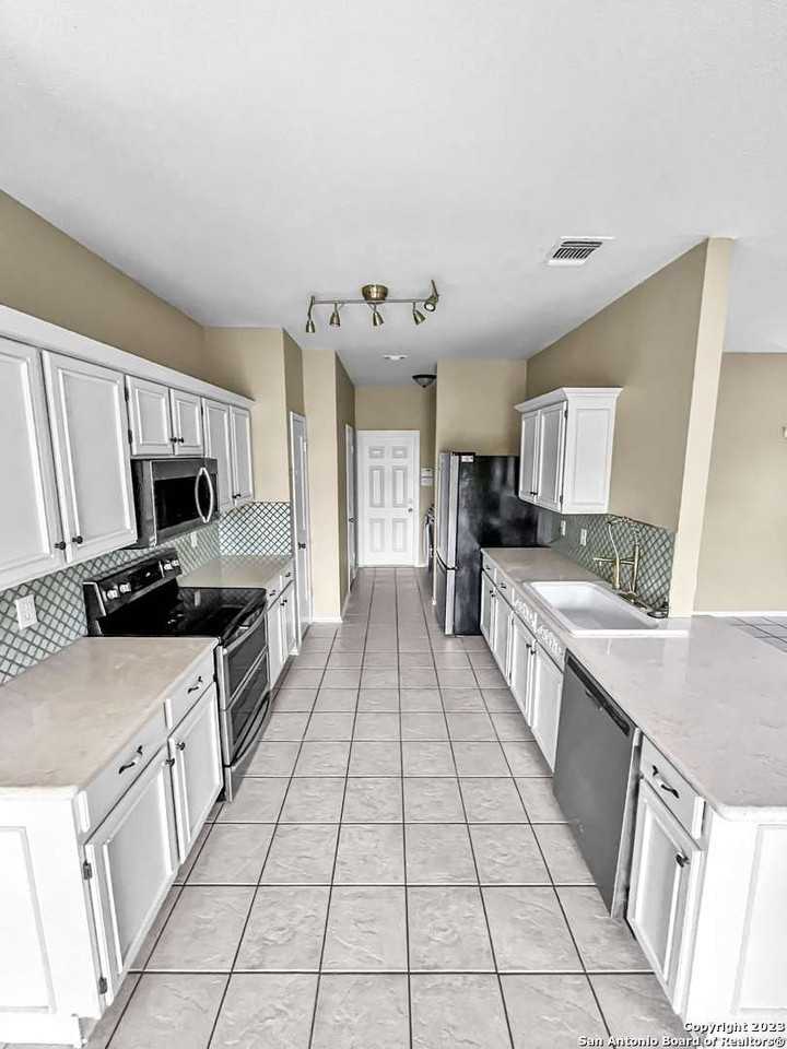 1307 Hazelbury Ln - Photo 4 of 16