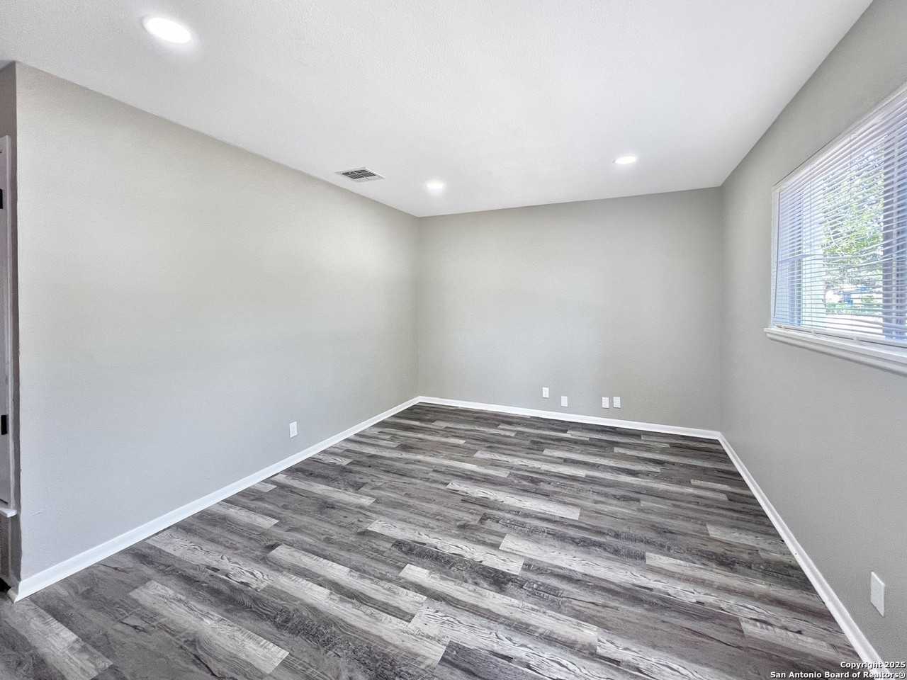 4110 Tropical Dr - Photo 4 of 29