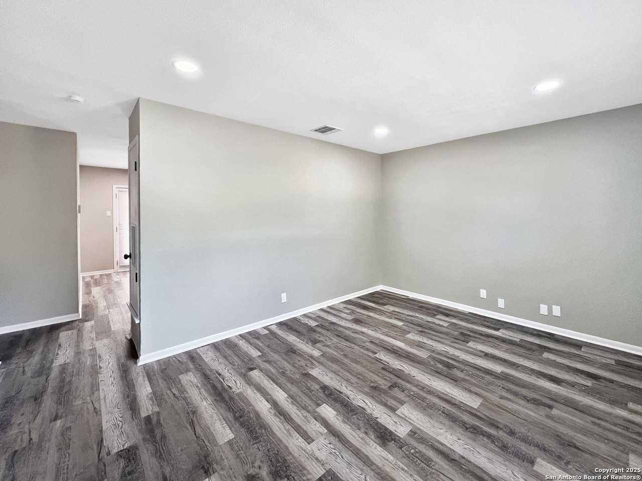 4110 Tropical Dr - Photo 6 of 29