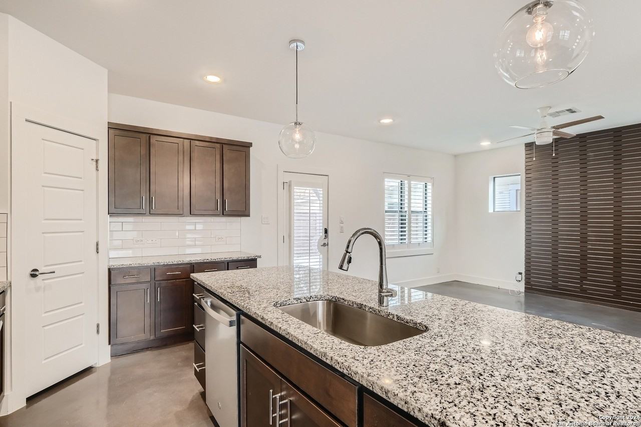 425 East Mistletoe Avenue #200 - Photo 4 of 11