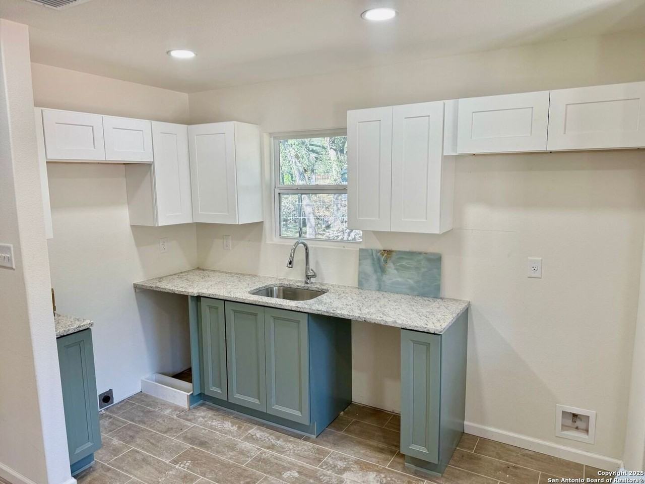 709 Burr Oak Ln - Photo 3 of 13