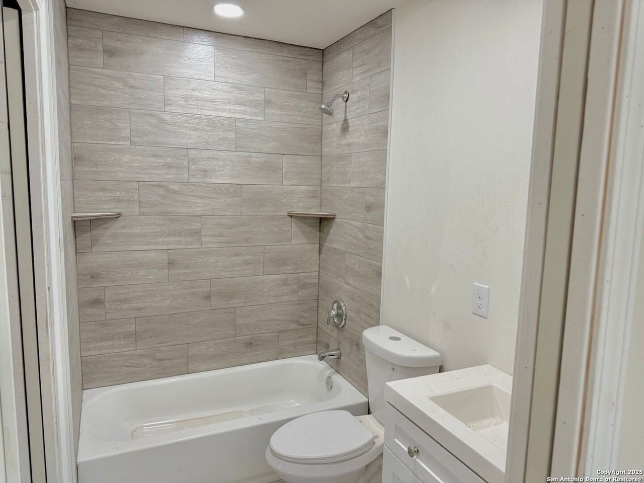 709 Burr Oak Ln - Photo 4 of 13