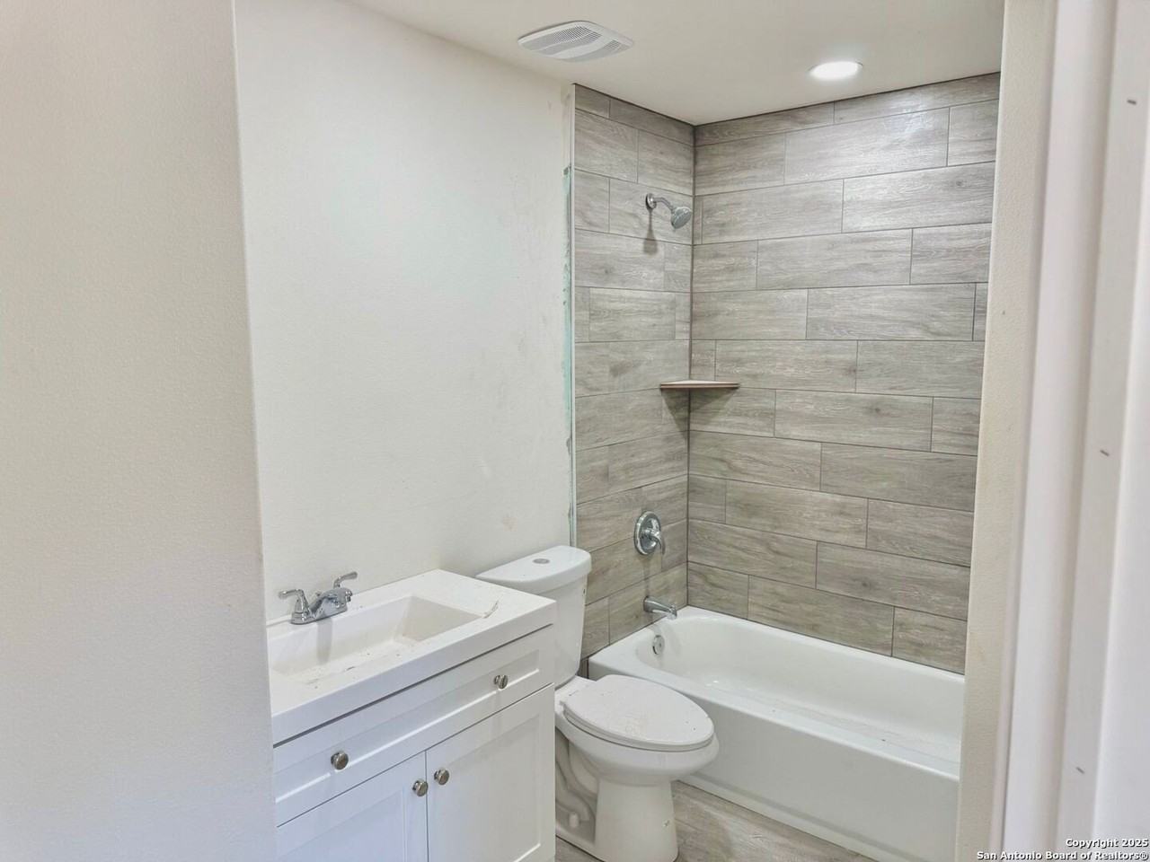 709 Burr Oak Ln - Photo 5 of 13