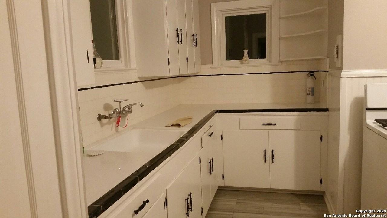 410 South Park Boulevard - Photo 4 of 38