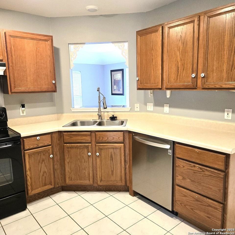 23007 S Breeze St - Photo 7 of 27