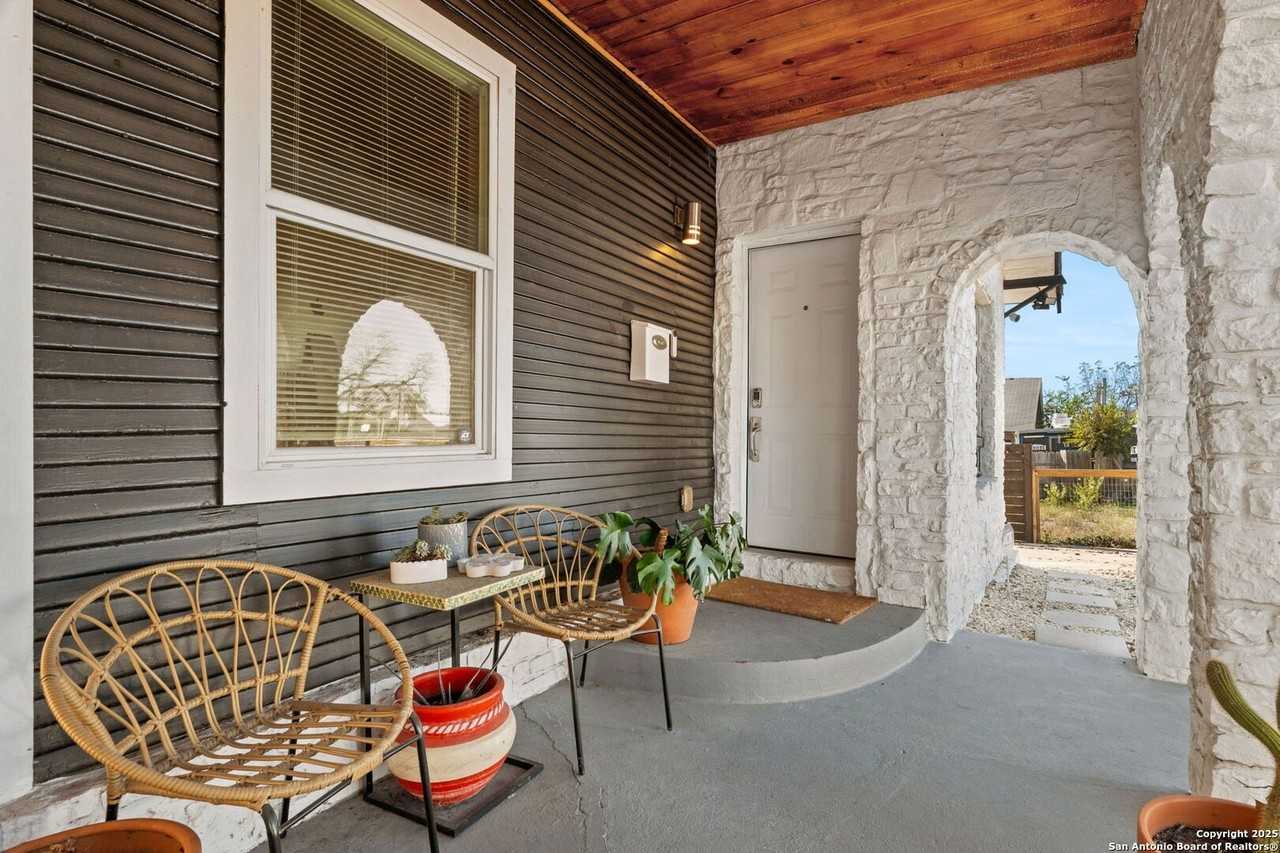 810 Dakota Street - Photo 4 of 31