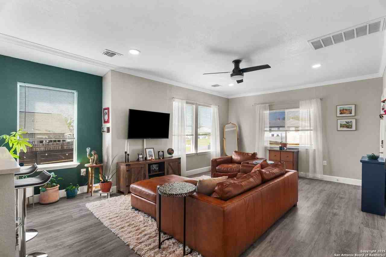 810 Dakota Street - Photo 7 of 31