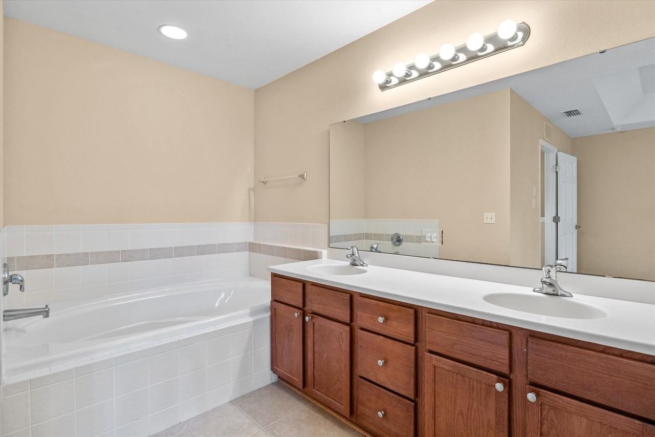 1320 Hendrix Road #605 - Photo 5 of 18