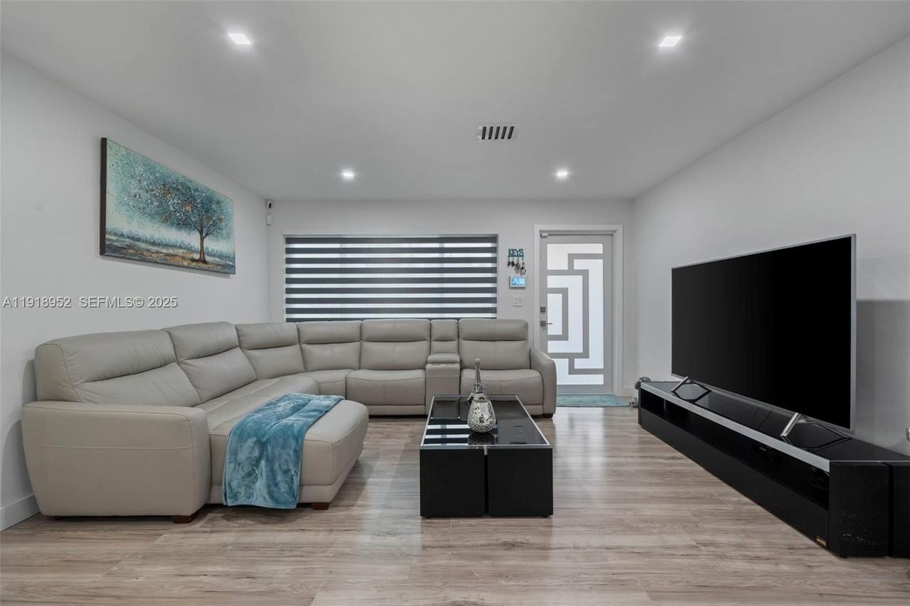 850 Sw 31st Ave - Photo 2 of 32