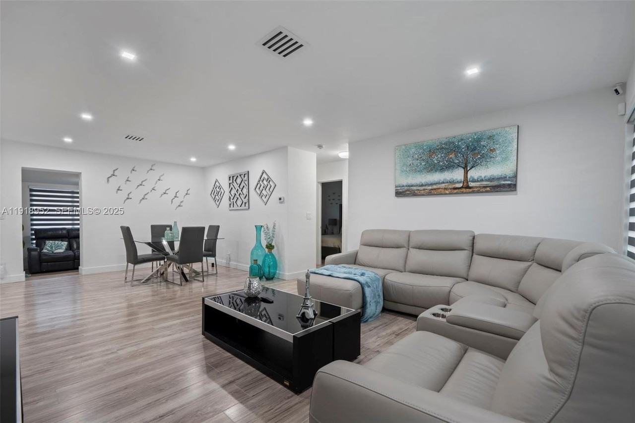 850 Sw 31st Ave - Photo 3 of 32