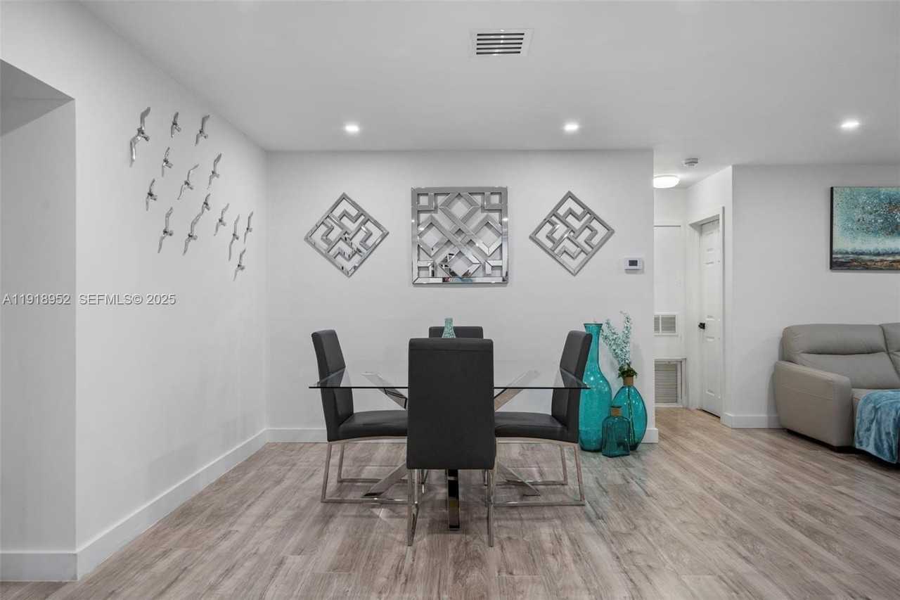 850 Sw 31st Ave - Photo 4 of 32