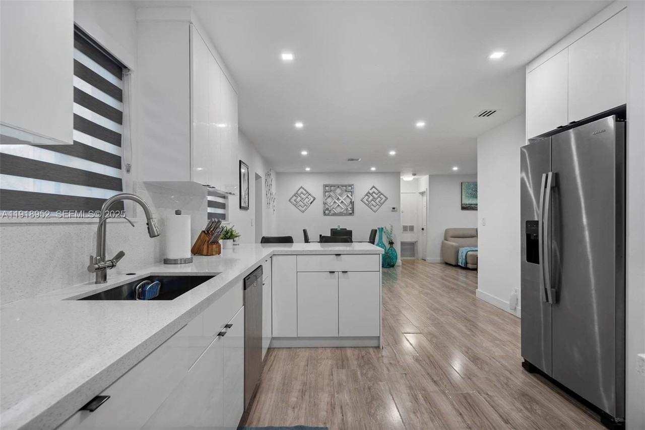 850 Sw 31st Ave - Photo 7 of 32