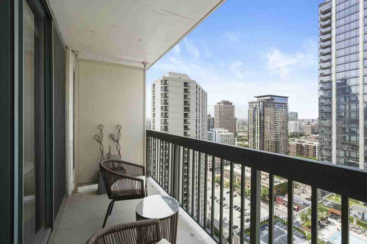 1 W Superior St - Photo 3 of 29