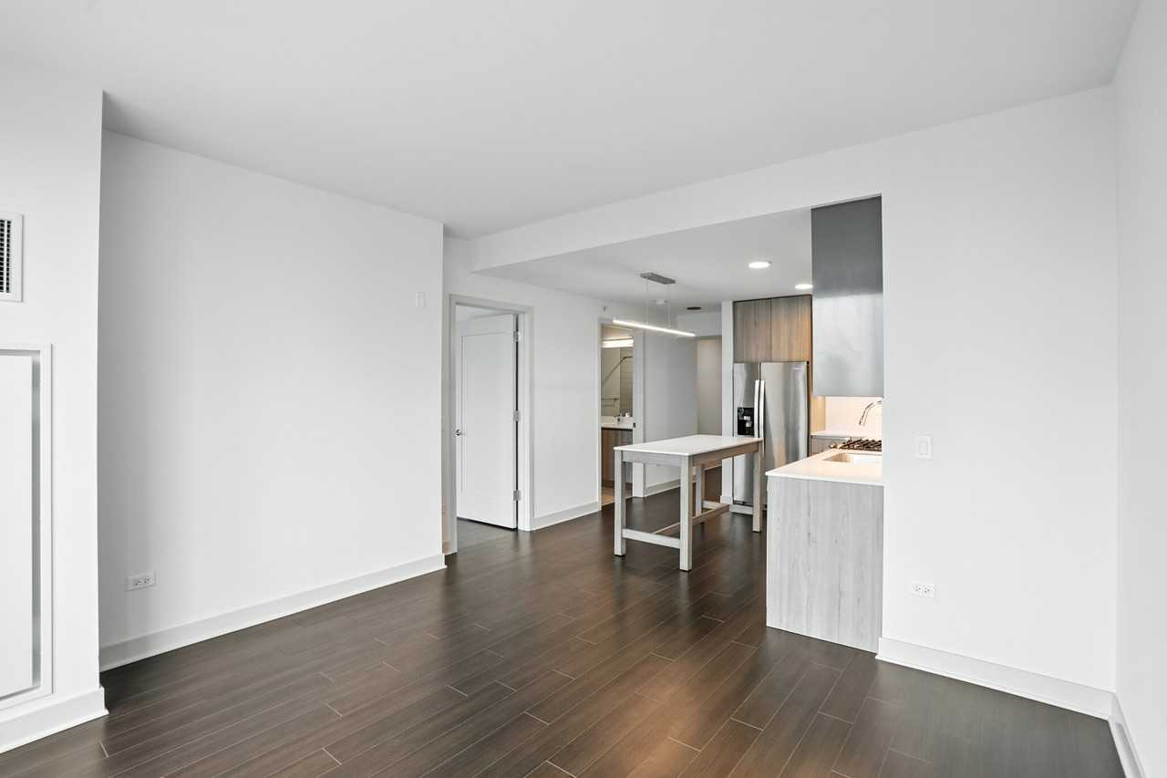 313 W Wolf Point Plz #1-1 - Photo 3 of 38