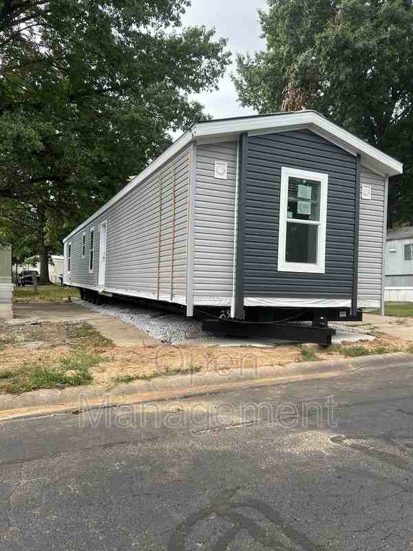 16 English Village Park - Photo 4 of 9