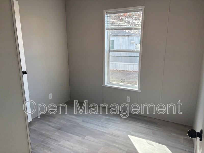 16 English Village Park - Photo 6 of 9