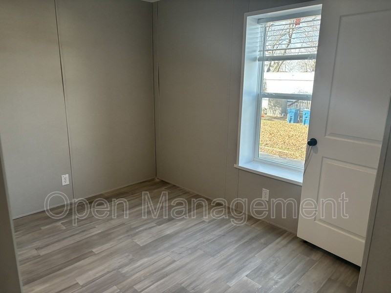 16 English Village Park - Photo 7 of 9