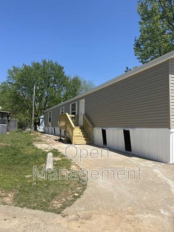 16 English Village Park - Photo 4 of 13