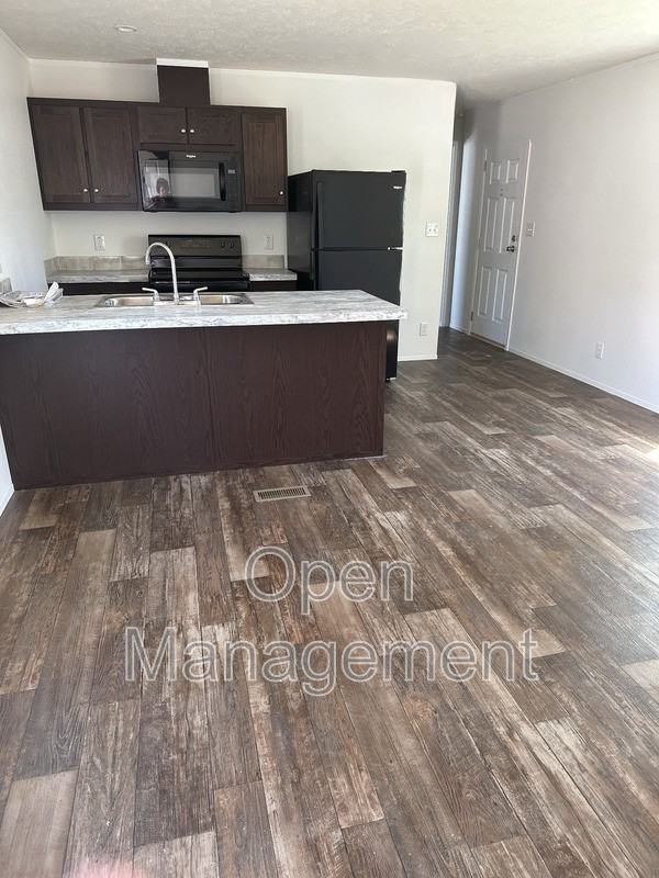 16 English Village Park - Photo 7 of 13