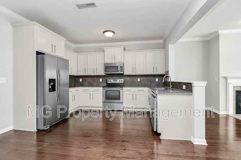 8116 Dumphries Dr - Photo 3 of 21