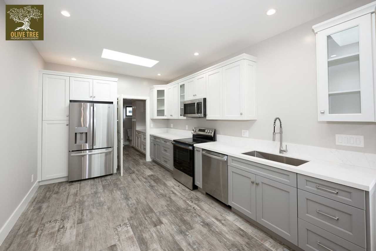 498 S Marengo Ave - Photo 4 of 10