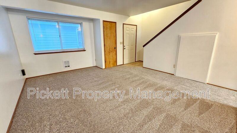 1334 Ne Jasmine Ln - Photo 2 of 20