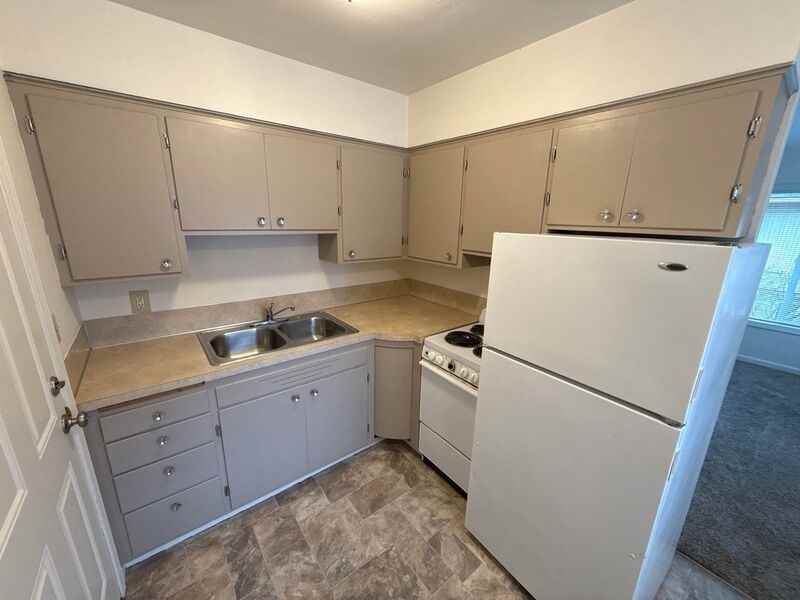 1145 Saginaw St S - Photo 6 of 16