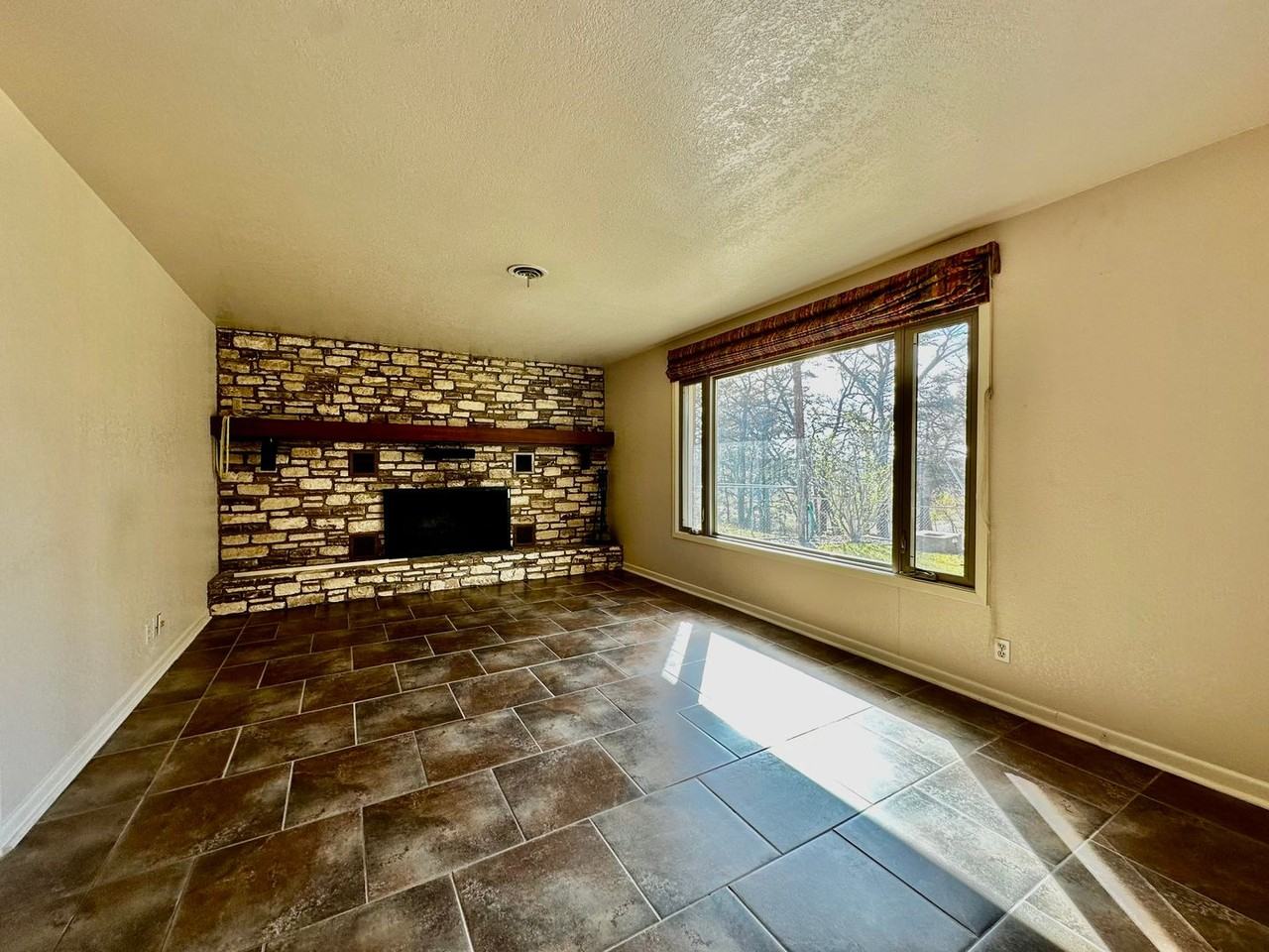 129 Paradise Avenue - Photo 6 of 17