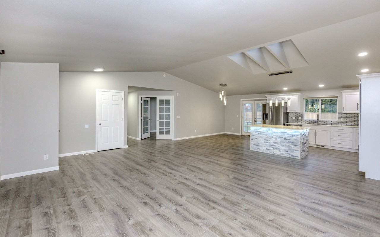 10307 11th Street East - Photo 3 of 9