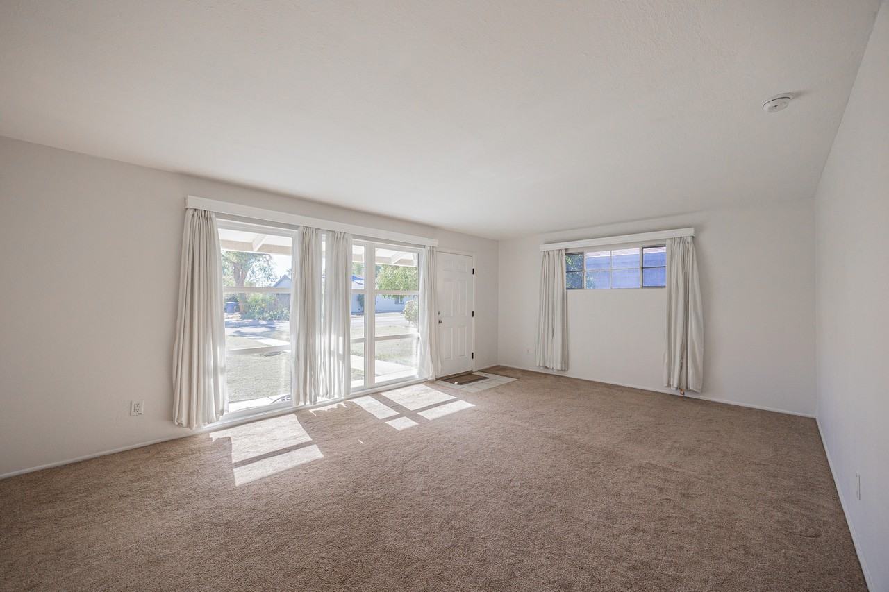 530 W 15th St - Photo 6 of 27