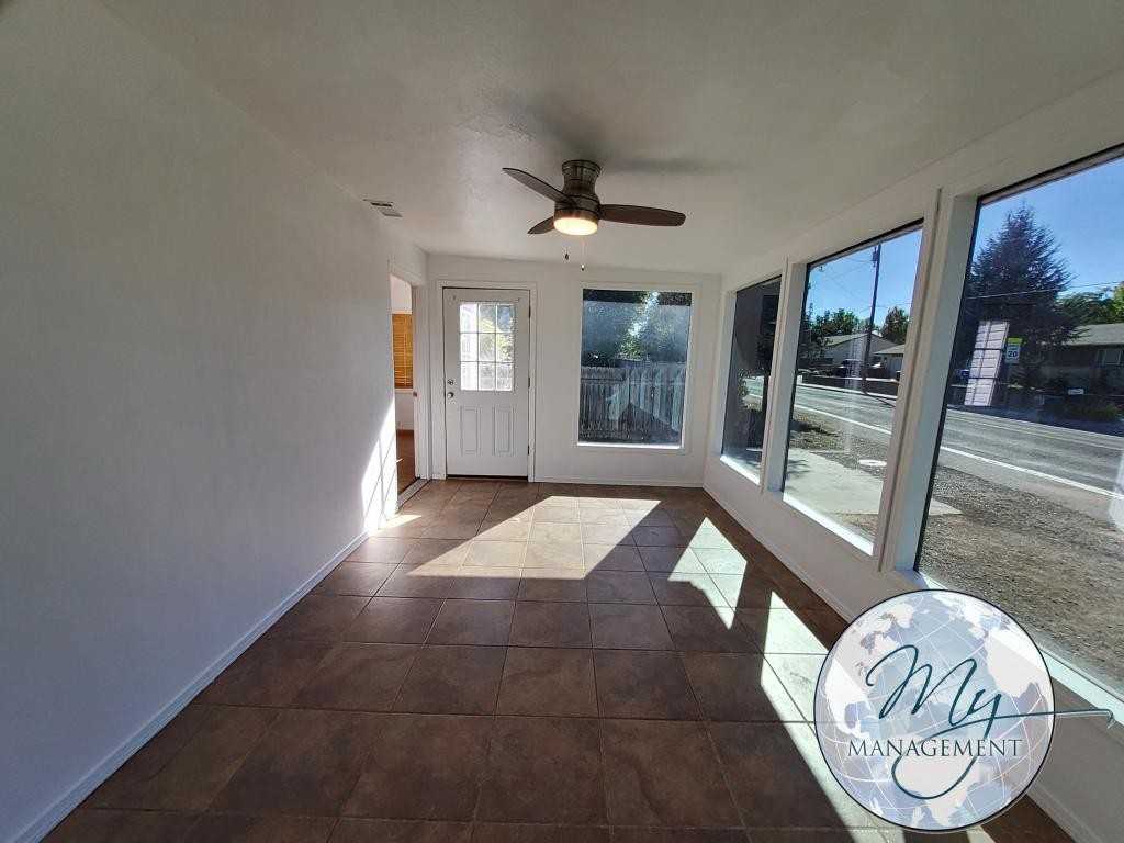 884 Sparks St N - Photo 4 of 35